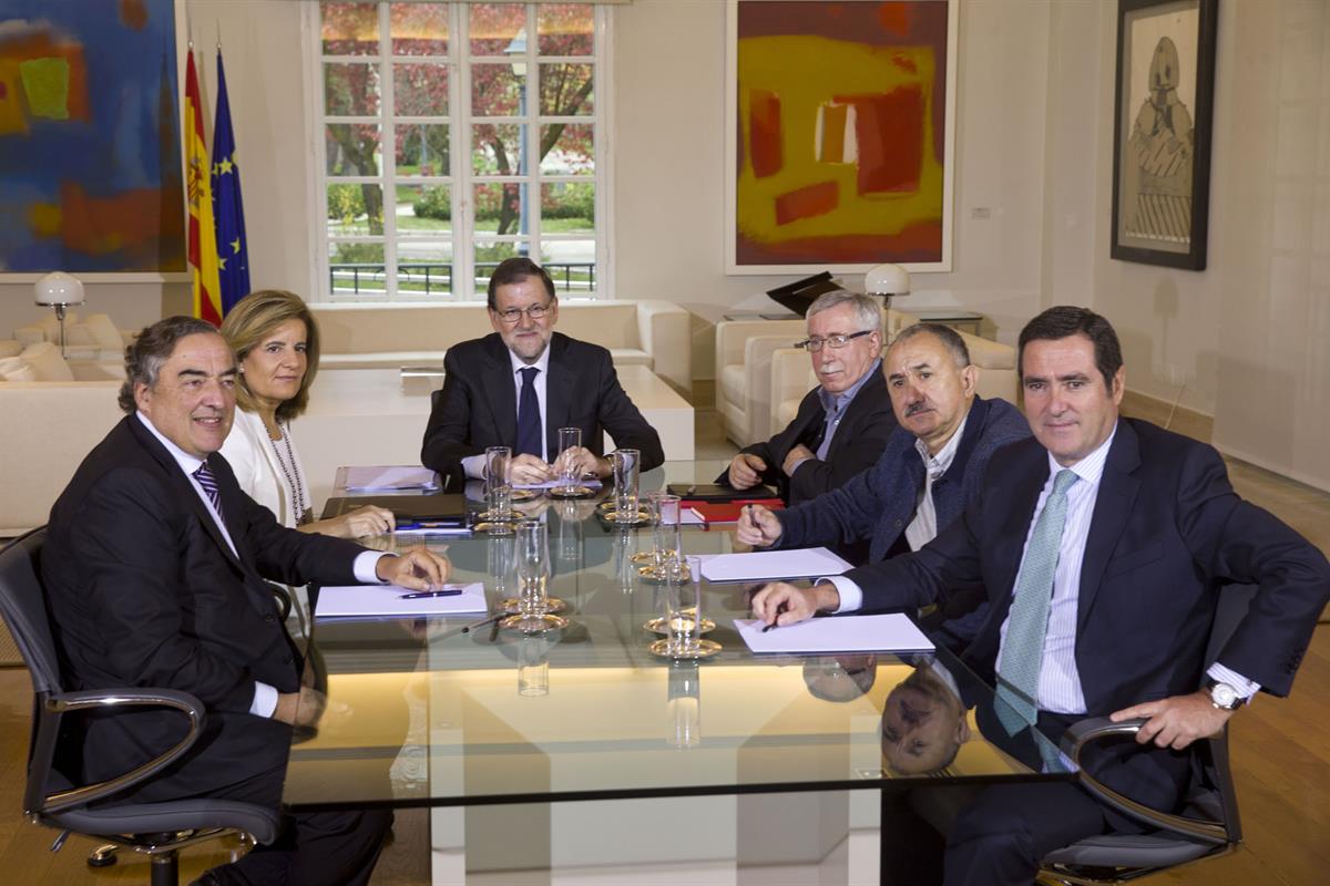 24/11/2016. Rajoy recibe a los agentes sociales. El presidente del Gobierno, Mariano Rajoy, acompañado por la ministra de Empleo, Fátima Báñ...